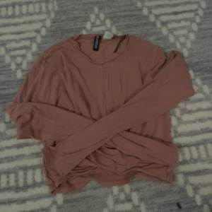 Tröja - En jätte fin magtröja oanvänd endast provad säljer pga använder inte längre köparen står för frakt!