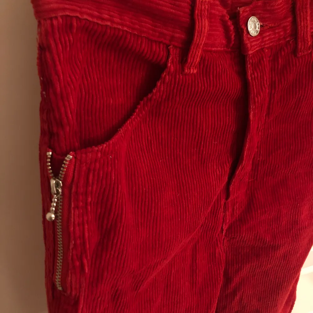 Säljer ett par jättefina högmidjade röda manchesterbyxor pga för små för mig tyvärr :( Står ingen storlek på men midja är 68 cm och skulle säga att de passar en XS.  Fint begagnat skick! Hör av er om ni har frågor eller vill ha fler bilder! . Jeans & Byxor.