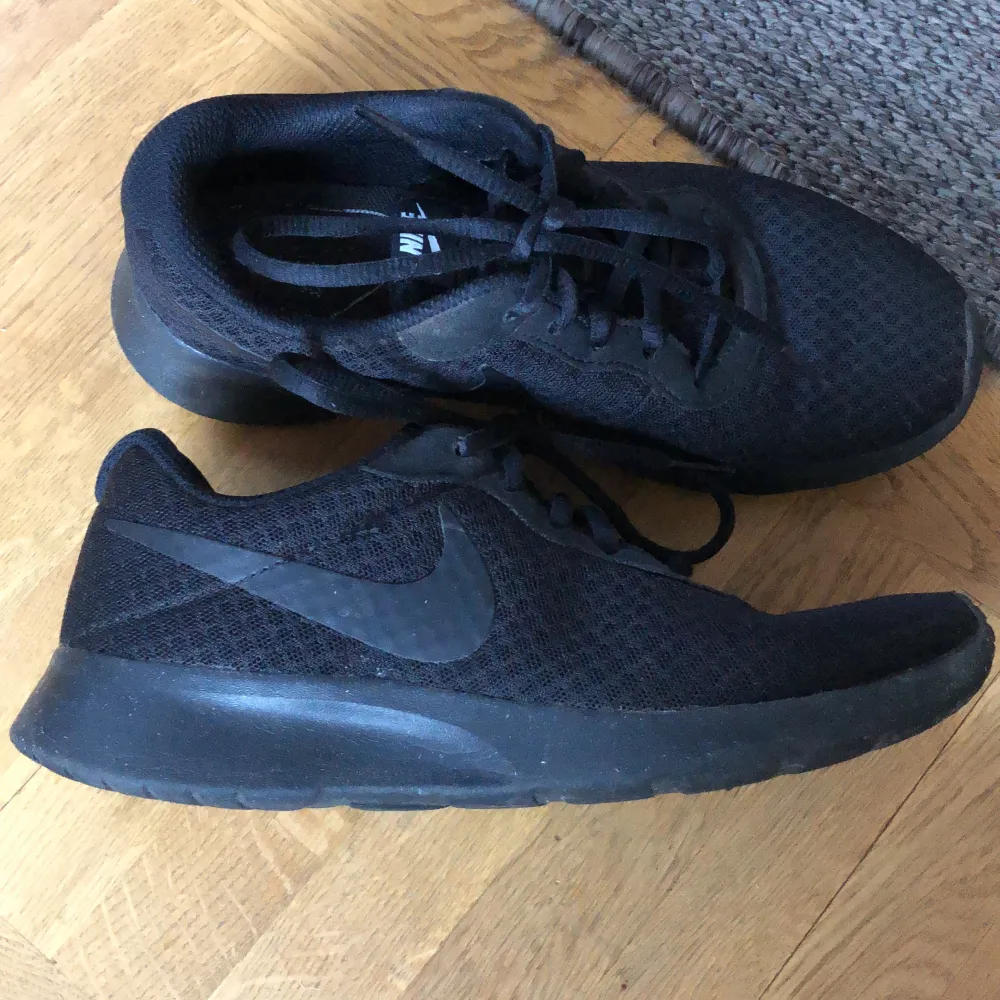 Svarta skor från Nike i bra skick. Köpta för 749kr. Köpare står för frakt. Skor.