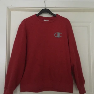  champion sweatshirt - röd sweatshirt från champion i strl L. köpt 2hand så den är inte i toppskick (se bilder) men fin ändå!! hör av er vid frågor ❤️
