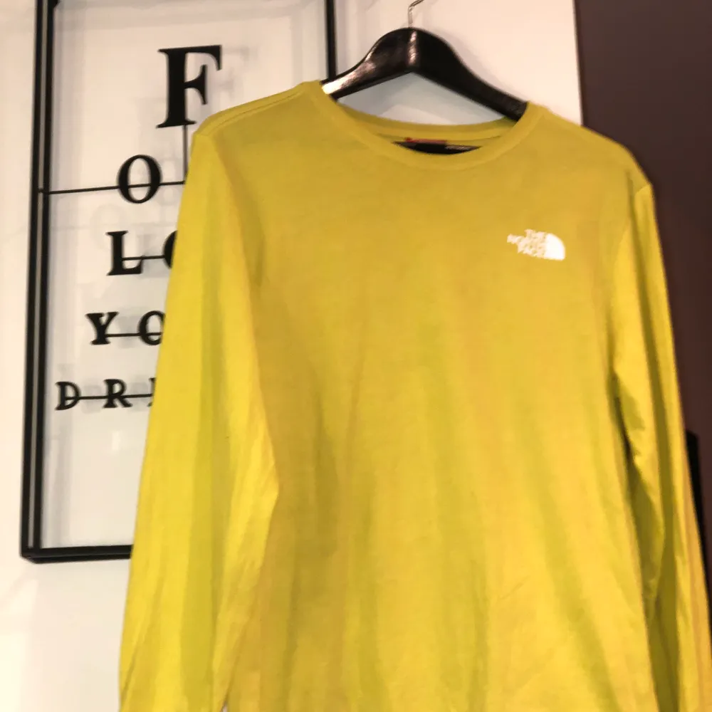 Oversized gul North Face tröja. Storlek S men är oversized på mig som är en M. Säljer för den kommer tyvärr aldrig till användning:/ Orginalpris 700. Tröjor & Koftor.