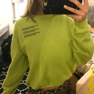 Tjocktröja - En jättefin och varm tjocktröja i färgen neon grön💚 Haft den fåtal gånger bara & säljer den pga att jag inte använder den så mycket nu!!!💗