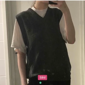 Trendig väst!! - Säljer denna söta stickade väst som jag köpte här på plick, säljer eftersom att det inte riktigt är min stil längre!! Köparen står för frakt, kan mötas upp i Uppsala!