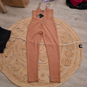 Jumpsuit ny stl 36 passar även 38 - Ny