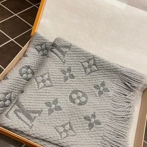 Louis Vuitton Logomania scarf - Säljer min fina scarf som inte kommit till så mycket användning, bara använt den en gång, impulsköp hehe. Den är köpt på Louis Vuitton butiken i Stockholm. Box & kvitto medföljer. Den är helt som ny, perfekt present till någon eller till sig själv. Den är köpt för 3800 kronor. 