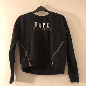 Svart långärmad  - Svart långärmad med tryck och guldiga dragkedjor. Storlek XS, men passar S också. 99 kr. 