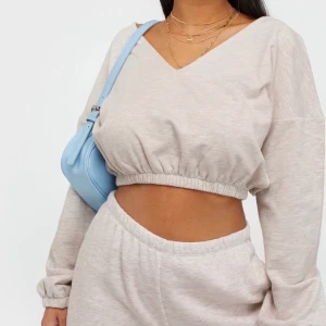 Urringad beige sweat - Supersnygg sweatshirt lite urringad i en beige jättefin färg!!