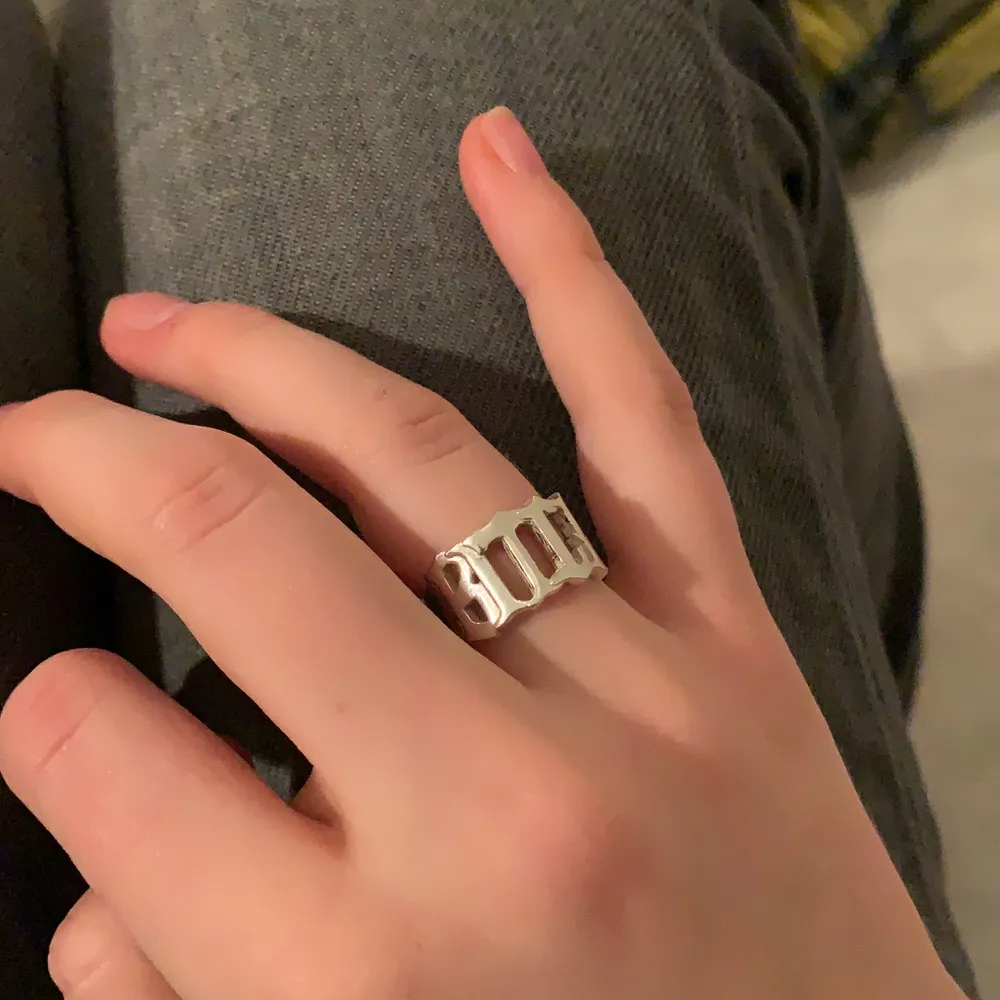 Super cool ring som jag fick i julklapp men fel storlek för mig för vill ha den på mitt pekfinger. . Övrigt.