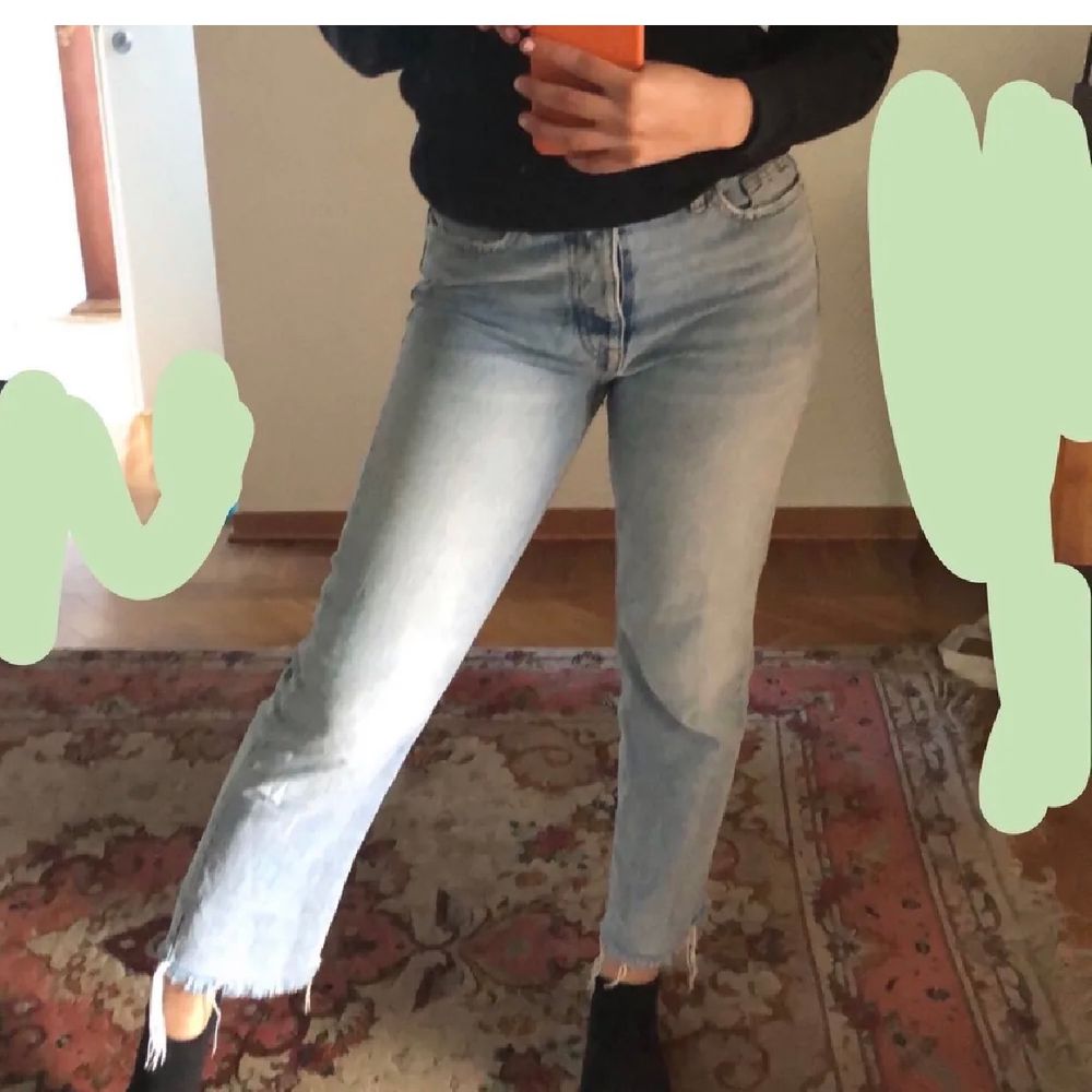 Zara straight jeans i storlek 36. Handmålat på bakfickan. Säljs då de är för stora för mig. Skick 9/10. Endast förstora. Jeans & Byxor.