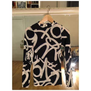 Mönstrad mesh tröja  - Mönstrad mesh tröja i mörkblå/vit från H&M studio.  One size, stretchar ut efter kropps form. Halv transparent! 