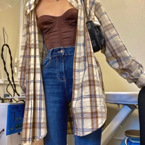 brun korsett topp - säljer denna super snygga korsett tröjan som jag köpte från urban outfitters i somras och bara har använt 2 gånger🤎