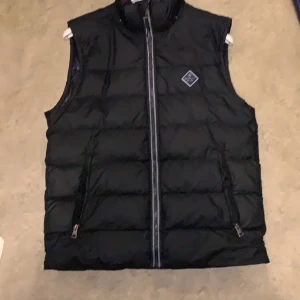 Gant Dunväst, Storlek M/170 cm använd två gånger  - En Gant Dunväst köpt på gant butiken, Andledning till att jag säljer denna är pga av för stor, Storlek M 170 cm, Finns även luva som man kan knäppa på och ta bort.