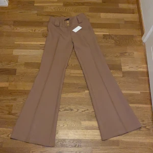 brun kostymbyxa - jättesnygga kostymbyxor köpta på humana i Malmö. Säljer pga att de sitter väldigt tajt på mig. Storlek XS- köpte för 130kr.