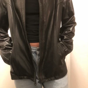 Skinnjacka - Skitsnygg skinnjacka, buda i dm! Köparen står för frakt:)