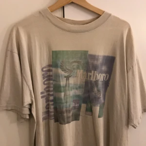 Marlboro graphic tee - Vintage marlboro graphic tee från 90-talet. Använt skick med lite skönhetsfel men så cool!! Storlek ca XL. Stort intresse så budgivning gäller och avslutas måndag 4/1! Skriv i kommentarer eller privat. Högsta bud nu: 300 ink frakt 
