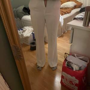 Vita kostymbyxor från zara i perfekt längd! Säljer pga för små💕