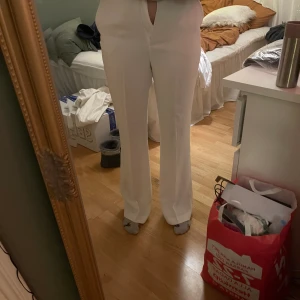 Vita kostymbyxor - Vita kostymbyxor från zara i perfekt längd! Säljer pga för små💕