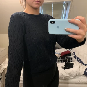 Kabelstickad tröja - Svart kabelstickad tröja, fint skick 