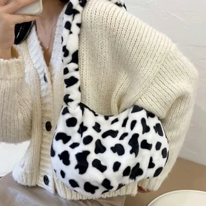 Ko vänska  - Köpt på SHEIN för 60kr säljer pga inte min still              Det är väldigt många som visat intresse i väskan och därför kommer det bli budgivning. Högsta budet nu är 150 + frakt 🥰 budgivningen slutar den 10/1