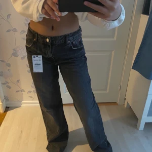 90’s full length mid rise - Helt nya jeans från zara, som tyvärr var för stora för mig, säljer för 150kr + frakt 🤍 (har klippt dom lite så dom ska passa mig som är 170ish, dom är inte klippta på bilderna)