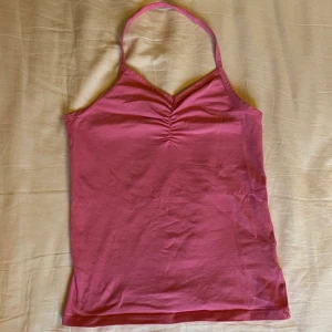 Gulligt linne! - Gulligt rosa halterneck linne köpt secondhand, men aldrig använt av mig. Storlek 150, men passar mig som har S i linnen vanligtvis. Färgen är lite svår att få på bild. Frakten kostar mellan 24 och 42 kr.