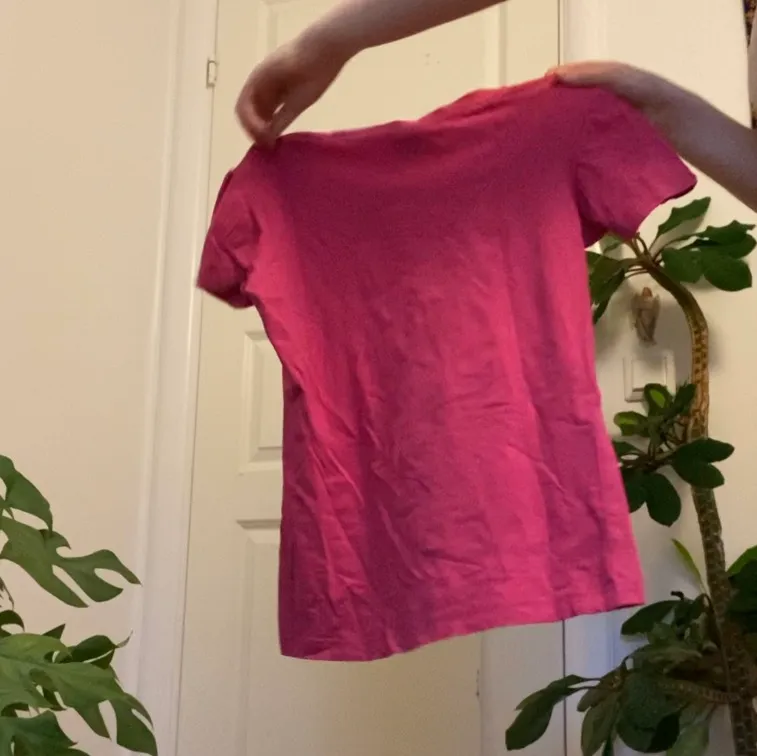 Rosa t-shirt köpt secondhand, aldrig använd av mig. Färgen är annorlunda i verkligheten. . T-shirts.