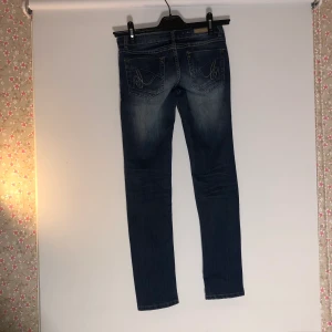 Blåa jeans  - Snygga blåa jeans. Storlek 152. Aldrig använda. Kunden står för frakten 💗