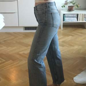 Ljusa jeans, utsvängda och avklippta (var så när jag köpte de nya). waist 29.🌞🌞jag är 174cm, så jeansen har längre passform för någon som är kortare än mig!