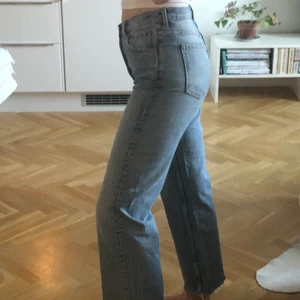 Vida, avklippta ljusa jeans - Ljusa jeans, utsvängda och avklippta (var så när jag köpte de nya). waist 29.🌞🌞jag är 174cm, så jeansen har längre passform för någon som är kortare än mig!
