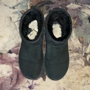Ugg - Har ett par svarta Classic Mini II uggs. Använda en säsong. Därav väldigt fräscha och i princip nya. Köpta för 1950kr. Kan skicka bilder om något är intresserad. Buda pris