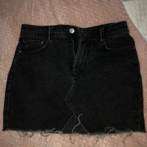 Svart jeanskjol  - Svart jeanskjol från Zara i storlek XS. Kjolen är i bra skick då den bara använts några gånger, säljs på grund av att den är för liten