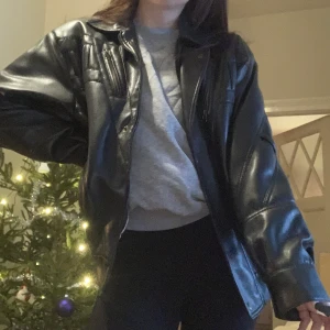 Vintage Skinnjacka OVERSIZED  - Nästintill oanvänd och extremt STOR❤️ Köpt i Italien och legat i garderoben sedan 70 talet😊 Fråga efter fler bilder om det behövs💕 FRAKT 40 kr