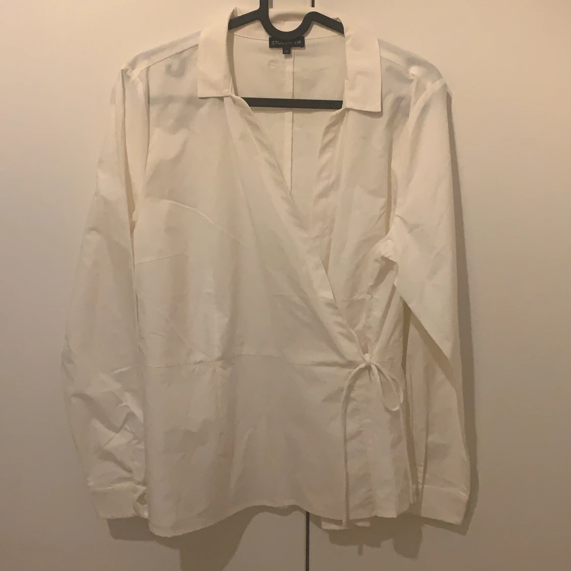 Skjortblus med knyt i midjan 