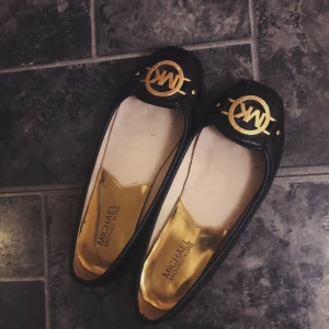 Michael Kors Ballerina  - Äkta Michael kors ballerina i storlek 37 (6 1/2)  inköpa på NK för några år sedan. (Har tyvärr inte kvar kartongen) Använda ett fåtal gånger och är i mycket bra skick. Inköpspris runt 1100 kr. Jag säljer för 300 kr inklusive frakt ⭐️