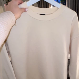 Oanvänd oversized sweatshirt från gina tricot  - Lång och stor tröja, jättemjuk och gosig inuti 