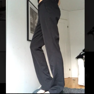 Low Rise kostymbyxor - Sitter rak i passformen skulle tro att de är i storlek 38/40 och sitter oversized på mig som är 36☺️
