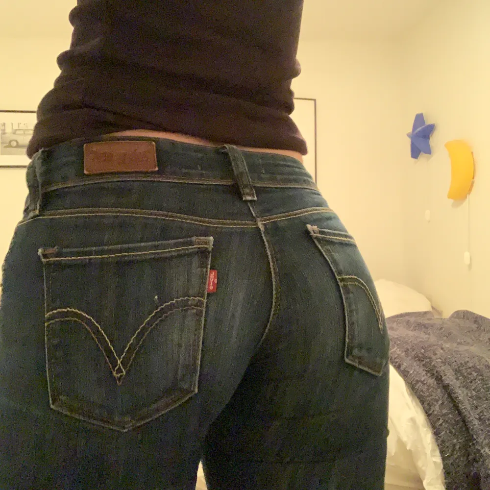 Levis Low Rise raka/slim men klipper man en slits sitter de som bootcut 💋 köparen står för frakten HÖGSTA BUD:200kr. Jeans & Byxor.