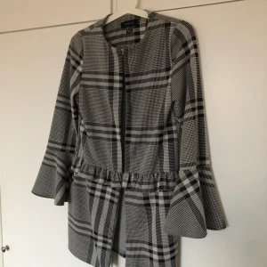 Kappa - Exremt snygg kappa med volanger