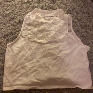 Topp - Säljer en jätte fin topp från gina, storlek xl men skulle säga som en xs / s då den är liten i storleken! Andvänd 3 gånger! 