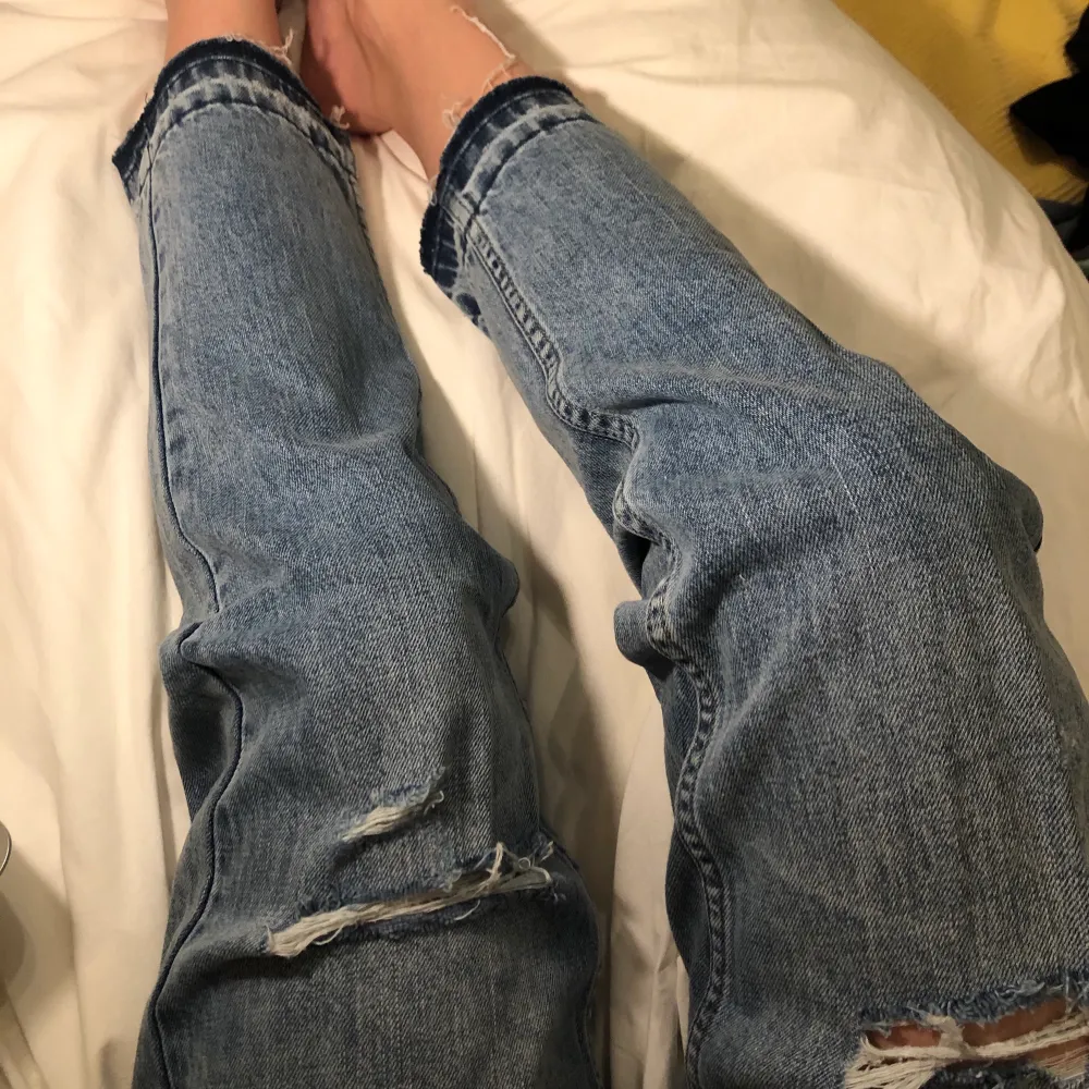 Momjeans med slitna knän, knappar istället för gylf, aldrig använda men superbekväma!. Jeans & Byxor.