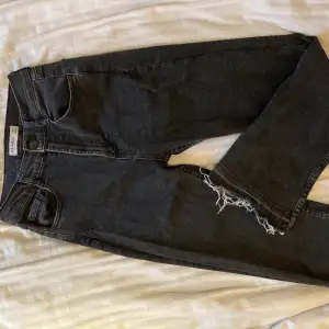 Högmidjade raka gråsvarta jeans från Pull&bear med slitdetalj längst ner. Helt oanvända, säljer eftersom jag inte använder högmidjade jeans. Skriv för mer info