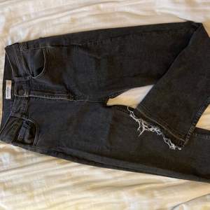 Högmidjade raka gråsvarta jeans från Pull&bear med slitdetalj längst ner. Helt oanvända, säljer eftersom jag inte använder högmidjade jeans. Skriv för mer info