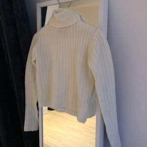 Säljer en fin vit stickad polo tröja:) Kommer inte till användning längre men sitter snyggt och skönt!