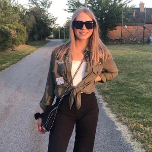 Skjorta/tröja - Supercool skjorta/tröja som man kan knyta som första bilden eller bara ha vanligt. Strl 36 men skulle nog kunna passa alla beroende hur man vill ha den. 70kr + frakt