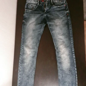 Blå jeans - Den har jag köpte 2 mån sedan. Ser ut nya, kan använd 12-17 år gammal, det finns en bild på storlek. 