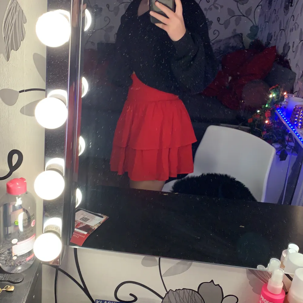 Super söt röd kjol använd 1 gång säljer den för att jag inte har något att ha på mig till kjolen så jag har ingen användning för den. Den är i barn storlek 158/164 men jag som är en XS/S kan ha den. Den kan till och med kanske passa en M då den e väldigt stretchig.. Kjolar.