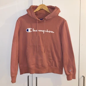 Champion hoodie! - Säljer nu min älskade champion hoodie! Den är väl använd så därav det lägre priset. Snöret är lite nött och små fläckar som inte så syns så jättemycket finns. Först till kvarn & köparen står för frakten😊💕