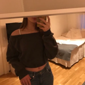 Off shoulder sweatshirt  - Säljer den här jättefina off-shoulder sweatshirten då den inte kommer till användning längre. Köpt på Nelly. Den är i storlek S och skulle säga att den passar S/M. Köparen står för frakten men kan också mötas upp i stockholm💕