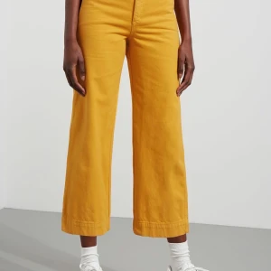 Jeans - Vida gula jeans från weekday. Köpta 2hand. Strl: 36 pris: 80kr+frakt