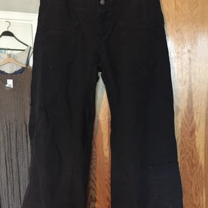 svarta peak performance byxor - lågmidjade svarta byxor med fickor på benen. jag är 170 och de är lite för korta på mig ❤️